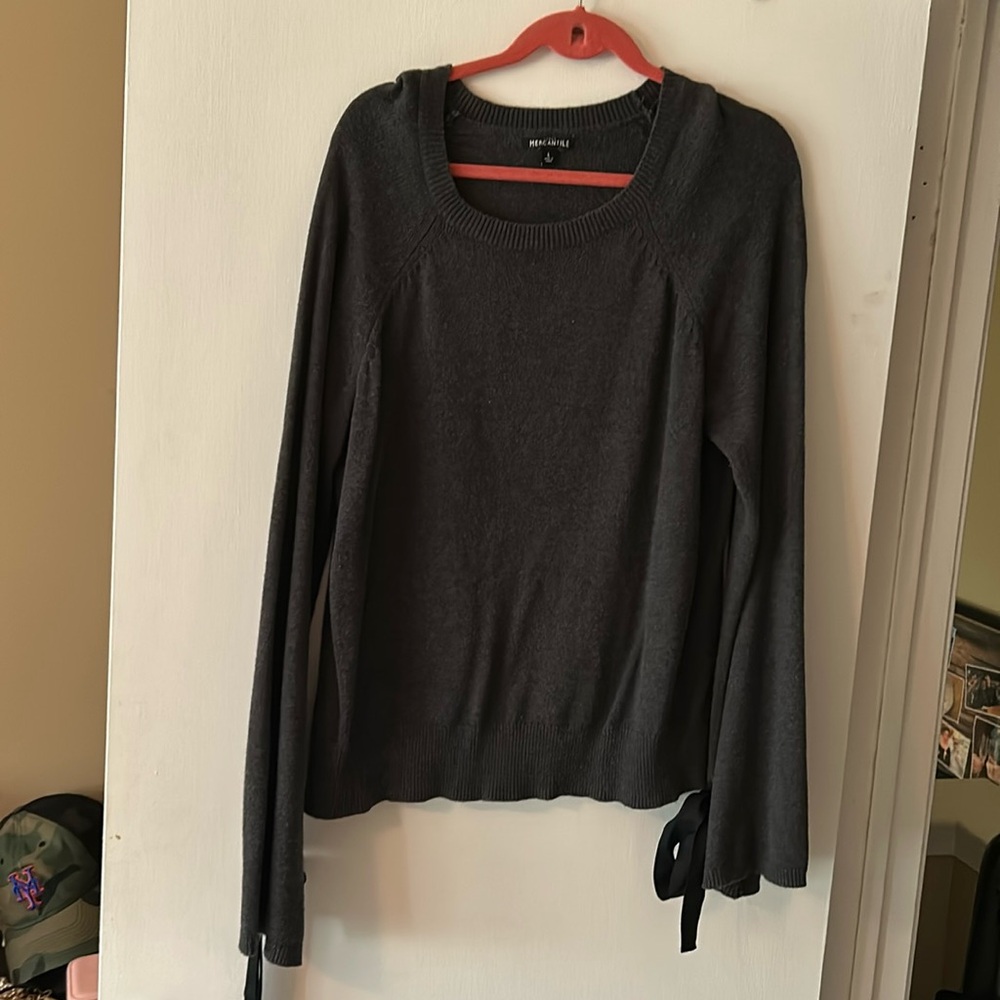 Grey sweater with cute ribbons for bows